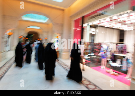 Atlantis Hotel, The Plam Jumeirah, arabische Frauen auf shopping-Tour, Dubai, Vereinigte Arabische Emirate Stockfoto