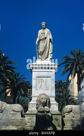 Statue von Napoleon Bonaparte verkleidet als römischer Kaiser in Toga, Brunnen der vier Löwen, Place Foch, Ajaccio, Korsika, Frankreich Stockfoto