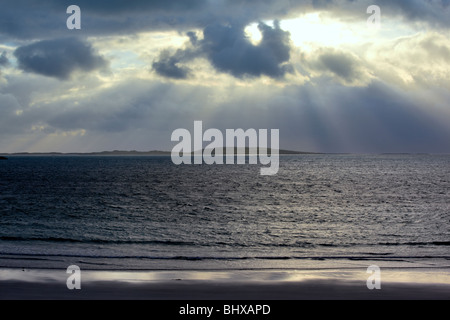 Dramatischer Himmel über der Küste von North Uist, Schottland Stockfoto