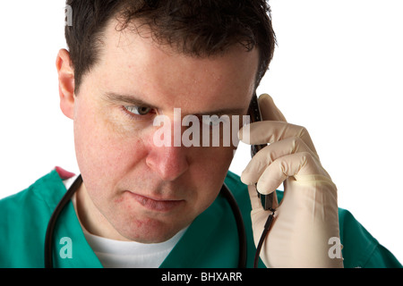 Mann trägt medizinische Peelings und Stethoskop hält Handy ans Ohr wütend Stockfoto
