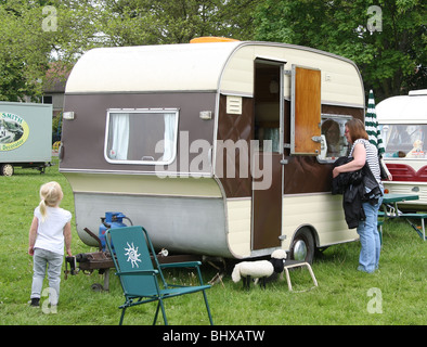 Oldtimer-Caravan auf dem Steam Rally Festival auf dem Markt Stadt Abergavenny South Wales GB Großbritannien 2009 Stockfoto