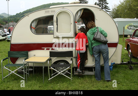 Oldtimer-Caravan auf dem Steam Rally Festival auf dem Markt Stadt Abergavenny South Wales GB Großbritannien 2009 Stockfoto