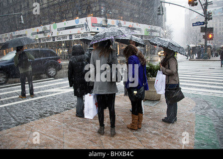 New Yorker und Besucher zu manövrieren durch den Schnee in New York Stockfoto