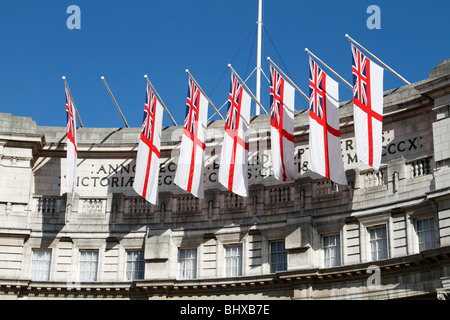 Fahnen über Admiralty Arch am Eingang zum Einkaufszentrum von Trafalgar Square in London hängen Stockfoto