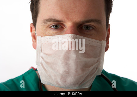 Mann trägt medizinische Peelings tragen Gesichtsmaske Stockfoto