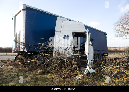 Querstehenden LKW nach A Straße Verkehrsunfall auf der A1 nach Süden beteiligt zu sein Stockfoto