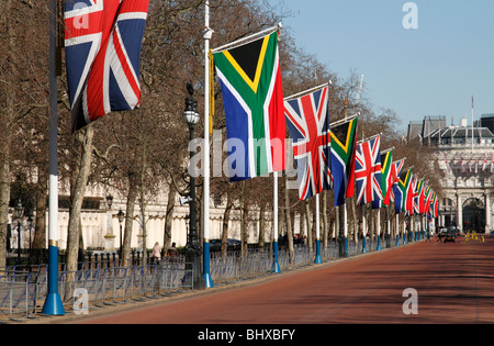 South African und dem Union Jack hängen entlang der Mall in London Stockfoto