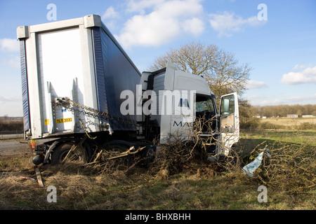 Querstehenden LKW nach A Straße Verkehrsunfall auf der A1 nach Süden beteiligt zu sein Stockfoto