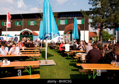 Hannover Messe 2009, das weltweit wichtigste Technologieereignis, Freigelände. Die Münchner Halle mit Open-Air-Pub. Federal Stockfoto