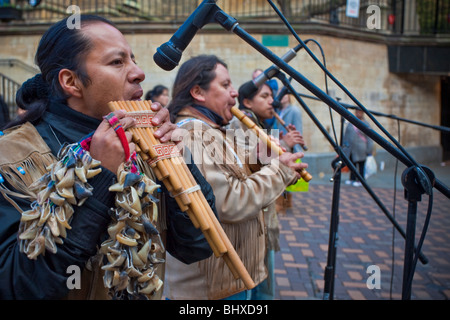Tatanka (Native American Indian Musiker) spielen in Nottingham Stadtzentrum Stockfoto