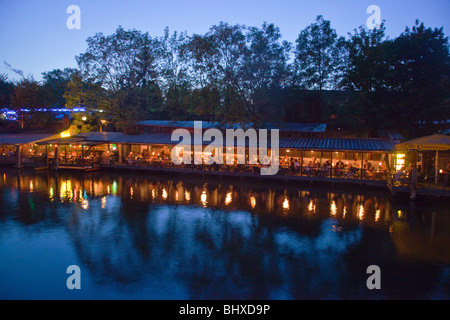 Café, Bar, Restaurant Freischwimmer in Kreuzberg am Abend, Berlin Stockfoto