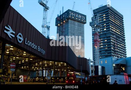 London Bridge Bahnhofshalle mit The Shard Wolkenkratzer und Guy's Hospital im Hintergrund. Stockfoto