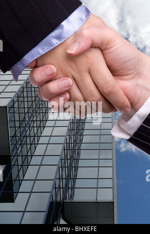 Zwei Geschäftsfrauen, die Hände schütteln Stockfoto