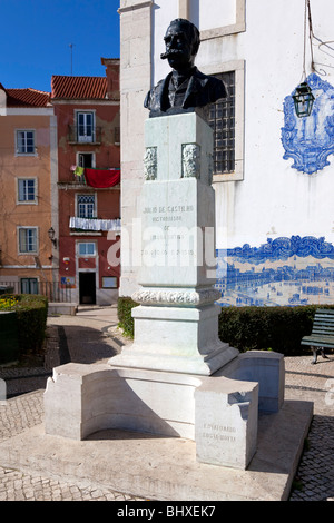 Büste von Julio de Castilho (Lissabon Historiker) in der Miradouro de Santa Luzia (Belvedere / Terrasse) in der Alfama. Lissabon, Portugal. Stockfoto