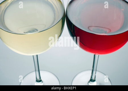 Brille von rot- und Weißwein auf grauem Hintergrund hautnah Stockfoto