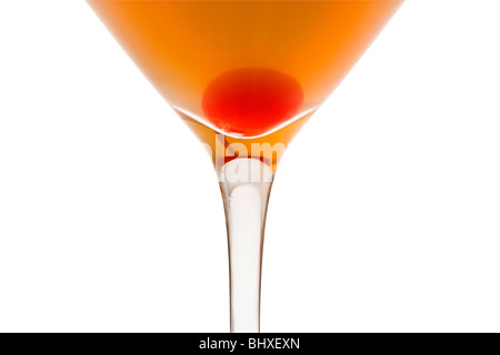 Amaretto Sour Mixgetränk mit Kirsche auf weißem Hintergrund Stockfoto