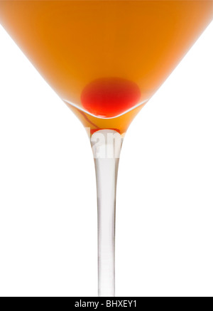 Amaretto Sour Mixgetränk mit Kirsche auf weißem Hintergrund Stockfoto