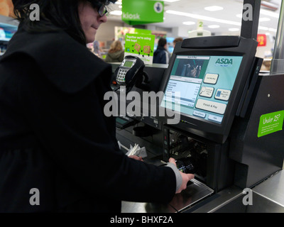 Scannen ein Glas Kaffee an der selbst Kasse im Supermarkt Stockfoto