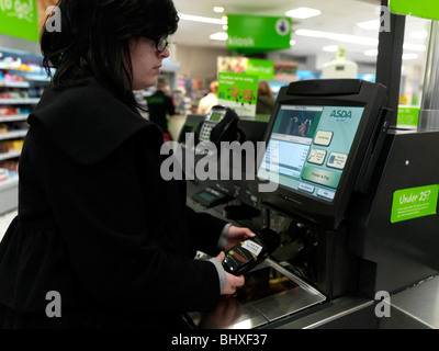 Scannen ein Glas Kaffee an der selbst Kasse im Supermarkt Stockfoto