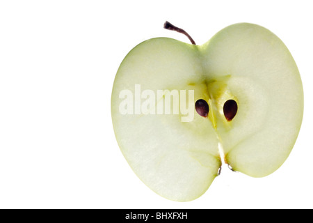 reifer Apfel halbieren auf weißem Hintergrund Stockfoto