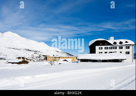 Langlauf-Loipen neben das Hotel Savoia in der Nähe von Zentrum des Ferienortes, Passo Tonale, Trentino, Italien Stockfoto