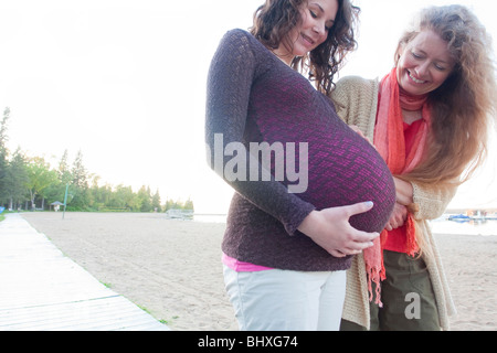 Schwangere Frau und Freund am Strandpromenade, Clear Lake, Manitoba, Kanada Stockfoto