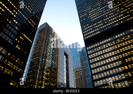 Die schwarze Mies Van der Rohe TD Bank aus den 1960er Jahren ragt in der Dämmerung in den Finanzdistrikt im Stadtzentrum von Toronto, Ontario, Kanada, auf. Stockfoto