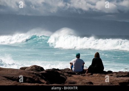 Beobachten die Brandung am Hookipa, Welt berühmtes Reiseziel für Windsurfen und Surfen Stockfoto