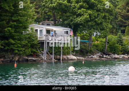 Haus auf Stelzen am Ufer in Boothbay Harbor Stockfoto