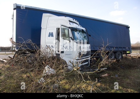 Querstehenden LKW nach A Straße Verkehrsunfall auf der A1 nach Süden beteiligt zu sein Stockfoto