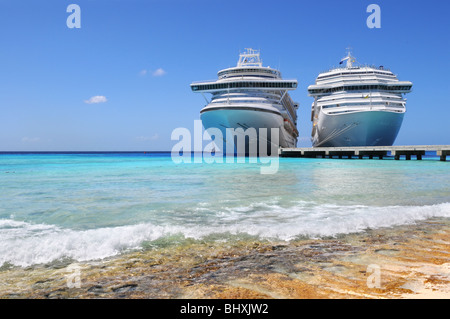 Kreuzfahrtschiffe in Caicos Insel, British West Indies Stockfoto