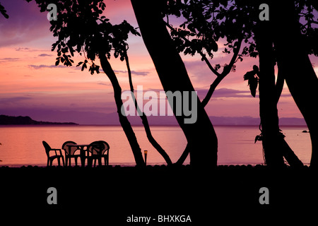 Sonnenuntergang über Dakak Strand Stockfoto