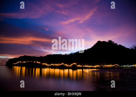 Sonnenuntergang über Dakak Strand Stockfoto