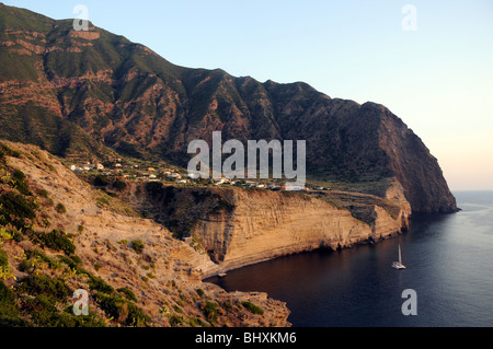 Der sizilianischen Dorf Pollara sitzen in einem Eingestürzten erloschenen Vulkankraters, auf der Insel Salina, Äolischen Inseln, Sizilien, Italien. Stockfoto