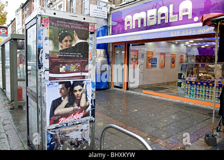 asiatische Musik Poster auf der Straße im Vereinigten Königreich, indische und pakistanische Musik Southall werben verputzt Stockfoto