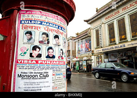 asiatische Musik Poster auf der Straße im Vereinigten Königreich, indische und pakistanische Musik werben verputzt Southall London Stockfoto