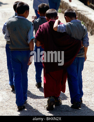 Studenten und jungen Mönch Tibetan Children Village in McLeod Ganj, Indien Stockfoto