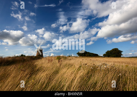 Halnaker Windmühle steht hoch oben auf einem Hügel South Downs National Park Stockfoto