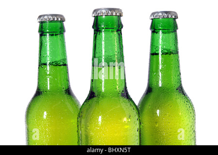 Drei grüne Bierflaschen isoliert auf weißem Hintergrund - selektiven Fokus auf vorderen Flasche Stockfoto