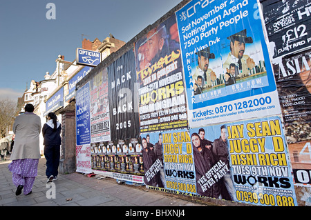 asiatische Musik Poster auf der Straße im Vereinigten Königreich, indische und pakistanische Musik Soho Straße werben verputzt Stockfoto