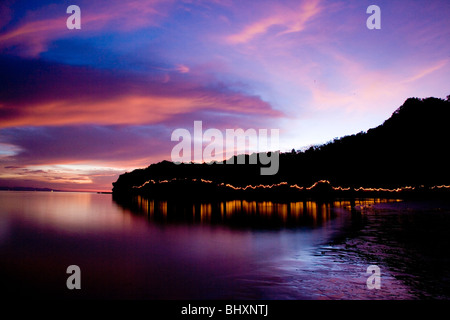 Sonnenuntergang über Dakak Strand Stockfoto