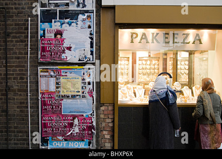 asiatische Musik Poster auf der Straße im Vereinigten Königreich, indische und pakistanische Musik werben verputzt Stockfoto