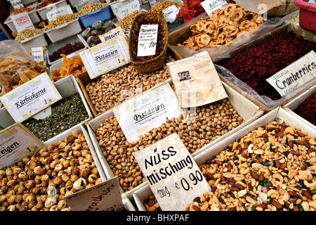 Markt mit Nüssen und getrockneten Früchten Stockfoto