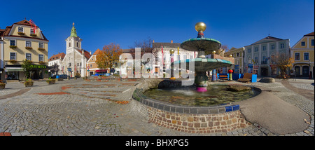 Hundertwasser Brunnen und Guildhall in der alten Stadt von Zwettl, Waldviertel Region, Niederösterreich, Österreich Stockfoto