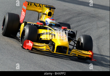 Vitaly Petrov (RUS) in den Rennwagen Renault R30 während Formel1 Tests Sitzungen am Circuit de Catalunya in der Nähe von Barcelona. Stockfoto