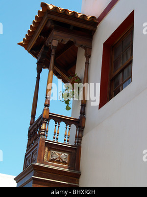 Ein Holzbalkon an der Seite eines Gebäudes auf Teneriffa, Kanarische Inseln-Spanien-Europa-EU Stockfoto