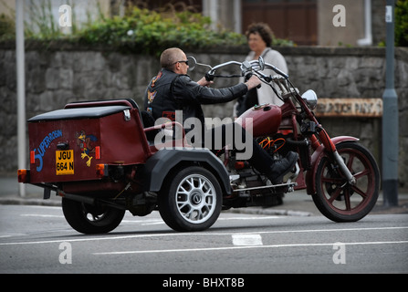 Ein Biker kommt auf einer Harley Davidson-Kundgebung in Weston-Super-Mare UK auf drei Rädern Motorrad Stockfoto