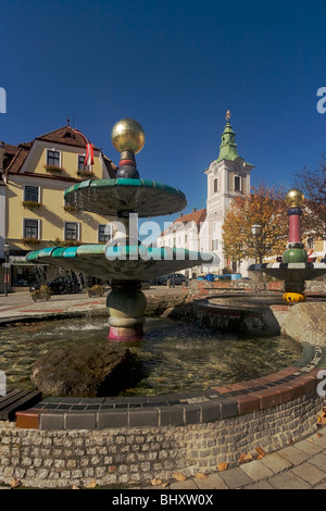 Hundertwasser Brunnen und Guildhall in der alten Stadt von Zwettl, Waldviertel Region, Niederösterreich, Österreich Stockfoto