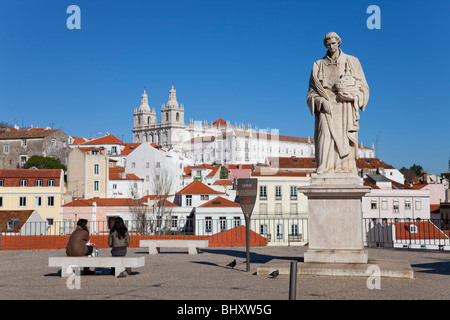 Miradouro Das Portas do Sol mit Statue Sao Vicente, Sao Vicente de Fora Kloster und Alfama Dächer. Lissabon, Portugal. Stockfoto