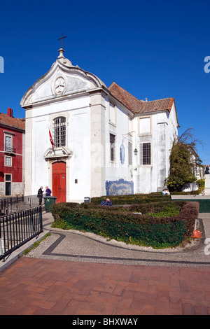 Kirche Santa Luzia und Miradouro de Santa Luzia (Belvedere / Terrasse) in der Alfama. Lissabon, Portugal. Stockfoto